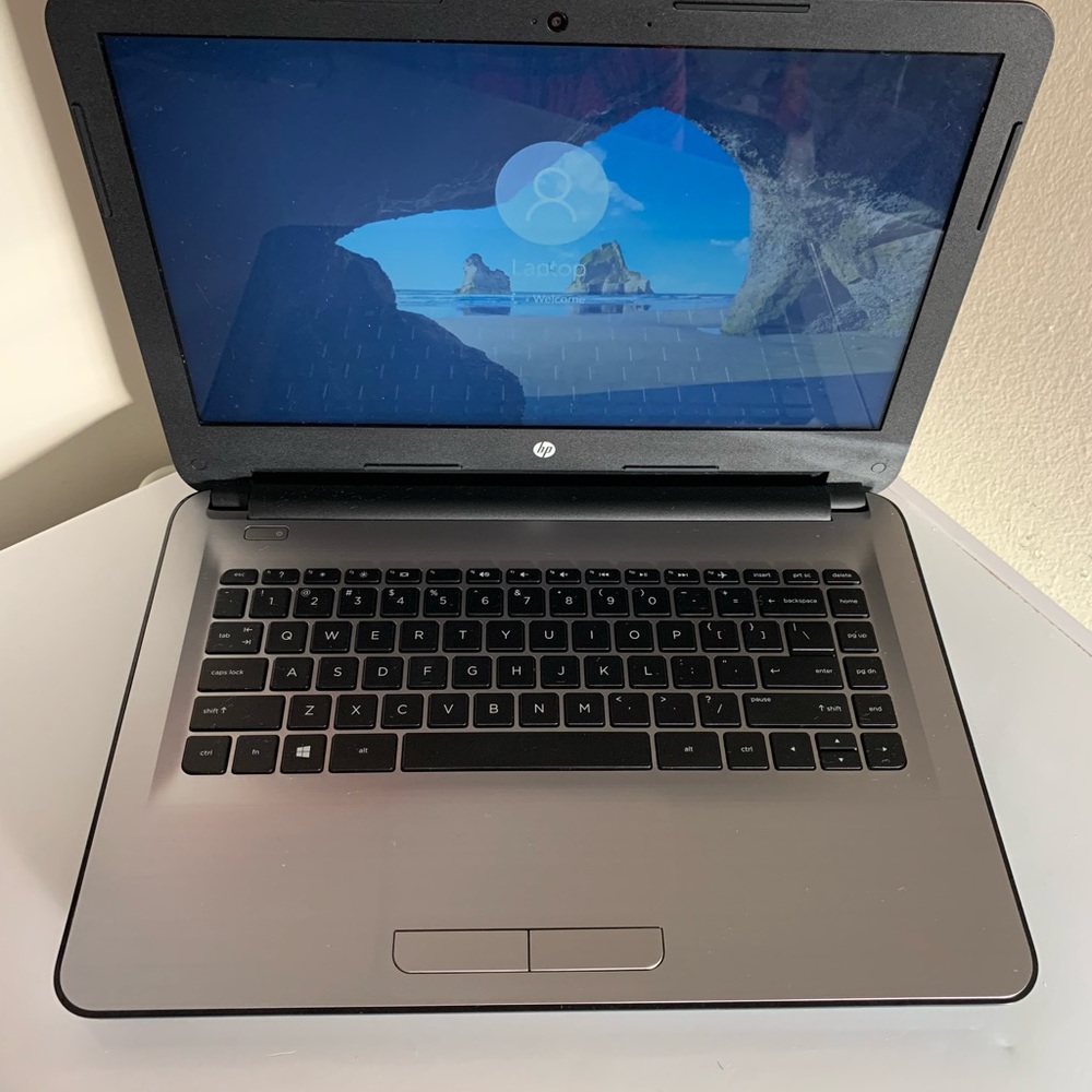 HP, AMD Radeon R2 Graphics, & Made 2017. - Picture 3 of 8